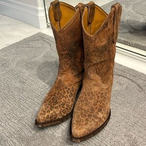 Old Gringo Leopardito 10” shaft. Ocre. 8.5. Excellent condition - minimal wear.